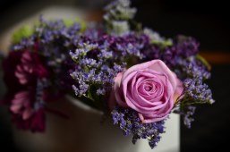 Centro Lágrima tonos Blancos, Enviar Flores Blancas al Tanatorio, Flores para Difuntos, Floristería en Gijón, Comprar Flores Online